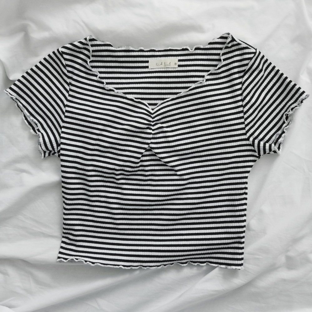 NWOT Illa Illa Cropped Baby Tee Top